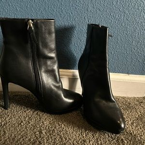 Nine West stiletto boots size 6 and 1/2 in great conditions